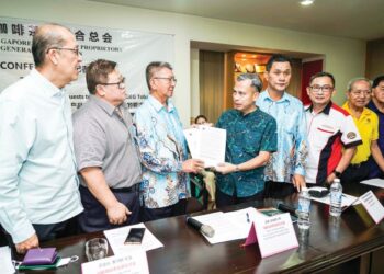 WONG Teu Hoon (tiga dari kiri) mewakili persatuan menyerahkan memorandum kepada Ahli Parlimen Lembah Pantai, Fahmi Fadzil yang akan diserah kepada pihak kerajaan pada Majlis Sidang Akhbar Mengenai Akta Produk Tembakau dan Rokok, di sini, hari ini. -UTUSAN/MOHD FARIZWAN HASBULLAH