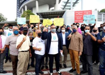 KHAIRUDDIN Abu Hassan (tengah) ketika hadir di SPRM mengenai isu pengambilan tanah Kampung Sungai Baru, Kg Baru di pekarangan Ibu Pejabat SPRM, Putrajaya. - UTUSAN/FAISOL MUSTAFA