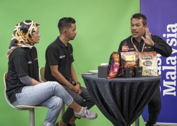 AZNAN BAKAR (kanan) dalam program ‘FB Live Bersama Pengarang Utusan Malaysia’ semasa Majlis Pelancaran Utusan Malaysia dan Kosmo! Kembali di Kuala Lumpur hari ini.