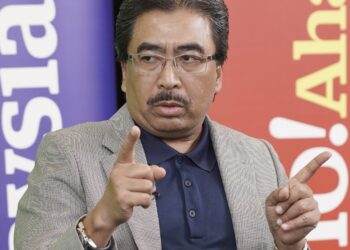 Bekas, Menteri Kewangan Kedua, Datuk Seri Johari Abdul Ghani ketika segmen Bicara Eksklusif pada Hari Pelancaran Utusan Malaysia dan Kosmo, di sini, hari ini. GAMBAR-MOHD FARIZWAN HASBULLAH