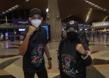 SHARIFAH Mazlina Syed Abdul Kadir (kanan) bersama Muhammad Khairul Akmal Adam menyertai misi pelayaran Antartika Climate Force 2041 di Lapangan Terbang Antarabangsa Kuala Lumpur (KLIA), Sepang, Selangor. - UTUSAN/ FAISOL MUSTAFA