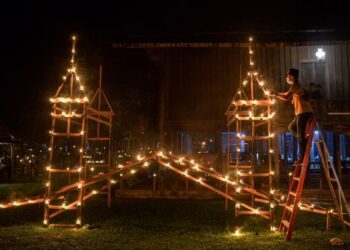 KAKITANGAN Pejabat Daerah Dungun, Mohd. Faiz Mahmad melakukan kerja-kerja akhir pada replika pelita jambatan angkat sempena program pelita raya di Kampung Budaya Terengganu, Kuala Terengganu,  Terengganu. – MINGGUAN/PUQTRA HAIRRY ROSLI