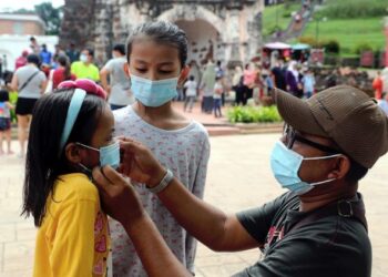 PELITUP muka harus dipakai dengan betul dan tidak menanggalkannya ketika bersin di tempat awam.
– UTUSAN/RASUL AZLI SAMAD