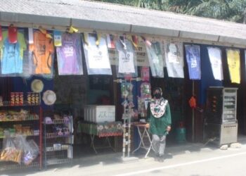 SITI Haida Abas di hadapan gerai menjual cenderamata yang diusahakannya di Tanjung Piai, Serkat, Pontian, Johor. – UTUSAN/MUHAMMAD ZIKRI