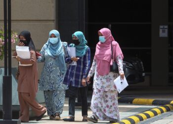 RAMAI lagi dalam kalangan penjawat awam
masih belum mendapat kelulusan dan bayaran
GCR dikredit ke dalam akaun kerana terpaksa
melalui proses dan kerenah birokrasi. -
GAMBAR HIASAN/FAISOL MUSTAFA