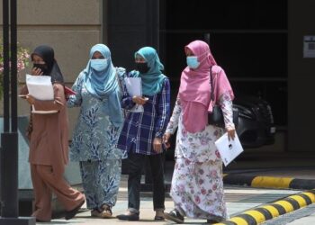 SEbahagian penjawat awam keluar dari pejabat untuk waktu makan tengah hari ketika tinjauan kapasiti penjawat awam kembali bertugas 
di Laman Selera Perdana, Putrajaya. – utusan/FAISOL MUSTAFA