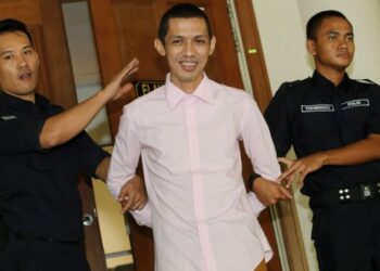 AZLEE Md. Salleh dibawa keluar dari kamar Mahkamah Tinggi Kuala Lumpur selepas dijatuhi hukuman penjara sembilan bulan atas tuduhan memiliki telefon bimbit mengandungi gambar bendera kumpulan pengganas Daesh pada 2015.