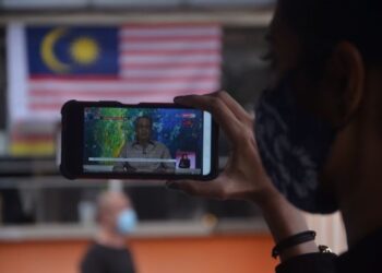 TRISHA Nanda Gopal,  mengikuti siaran langsung perutusan khas berhubung situasi semasa COVID-19 oleh Muhyiddin Yassin melalui media sosial di Georgetown, Pulau Pinang. - UTUSAN/AMIR IRSYAD OMAR