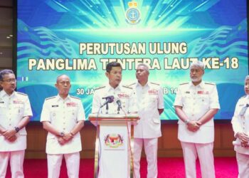 ABDUL Rahman Ayob semasa dalam sidang akhbar selepas Majlis Perutusan Ulung Panglima Tentera Laut di Kementerian Pertahanan, Kuala Lumpur, hari ini. - UTUSAN/MOHD FARIZWAN HASBULLAH