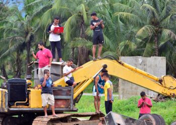 Masalah bekalan air, liputan dan kelajuan internet terutamanya di luar bandar juga perlu diberikan perhatian segera. – MINGGUAN/ SHAIKH AHMAD RAZIF