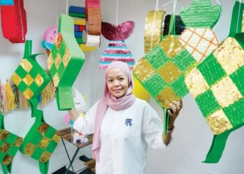 Diyana Yang Abdul Razak menghasilkan pelbagai jenis pinata yang diminta oleh pelanggan.