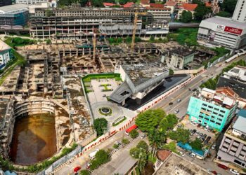 Keadaan Plaza Rakyat yang kelihatan usang sejak projek itu terbengkalai pada 1997. - UTUSAN/MUHAMAD IQBAL ROSLI