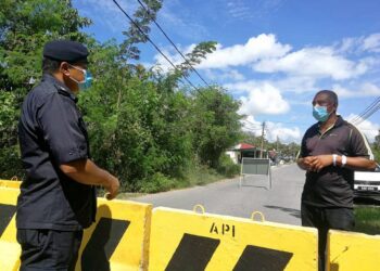 WARI Kiew mendengar luahan seorang penduduk dari sempadan Kedah di laluan tikus yang menghubungkan antara sempadan kedua-dua negeri di Kampung Kuala Sanglang, Perlis.- UTUSAN/ NUR NAZLINA NADZARI