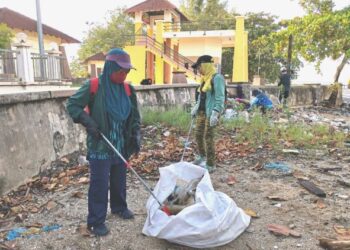 SUKARELAWAN Pahlawan Sampah yang aktif mengutip sampah di kawasan-kawasan pelancongan sekitar Perlis.- UTUSAN