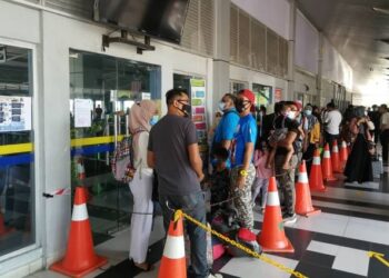 ORANG ramai sudah mula melancong selepas ancaman pandemik Covod-19  berkurangan -GAMBAR HIASAN