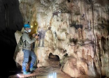 SYAMIL Abd. Rahman mengambil gambar lukisan pada dinding gua dipercayai zaman proto sejarah di Gua Semadong, Padang Besar, Perlis. – MINGGUAN/NAZLINA NADZARI