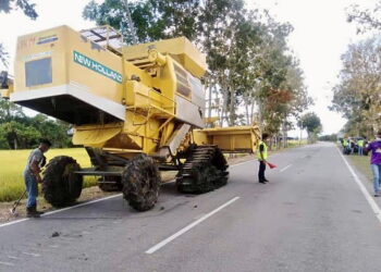 JPJ Perlis mengambil tindakan terhadap dua pemandu mesin padi yang tidak mempunyai sebarang dokumen pengenalan diri ketika memandu mesin padi semasa operasi khas di Jalan Bongor Kudung, Kangar semalam.