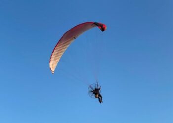 AKSI para peserta aktiviti paramotor sempena kejohanan Northern Tour Paramotor Fun Fly 2022 di Seriab, Kangar, Perlis hari ini. - UTUSAN /NUR NAZLINA NADZARI