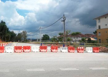 LALUAN masuk ke Pusat Koreksional Perlis dari simpang tiga Jalan Kok Klang - Guar Nangka ditutup dengan penghadang jalan berikutan pelaksanaan PKPD di kawasan tersebut sejak semalam.- UTUSAN/ NAZLINA NADZARI