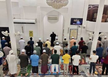 PENGUMUMAN boleh bersolat jemaah tanpa penjarakan fizikal adalah satu rahmat menjelang Ramadan yang dijangka disambut mulai 3 April ini. – UTUSAN/SYED AZLAN SAYID HIZAR