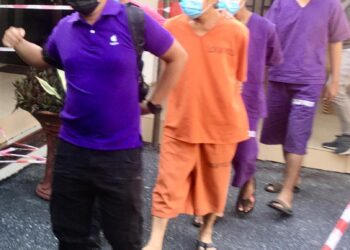 SALAH seorang lelaki (dua dari kiri) yang ditahan baru-baru ini berkaitan rampasan dadah terbesar di Perlis di bawa ke keluar dari Mahkamah Majistret Kangar, Perlis hari ini bagi mendapatkan lanjutan perintah reman.- UTUSAN/NAZLINA NADZARI