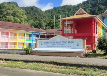 ARKED Niaga Pekan Sehari Wang Kelian menjadi pekan mati sejak hampir lapan tahun lalu selepas pemansuhan zon aliran bebas di kawasan itu.  – UTUSAN/SYED AZLAN SAYID HIZAR