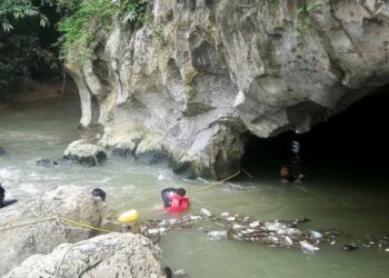 ANGGOTA bomba melakukan operasi mencari dan menyelamat seorang warga emas yang dipercayai lemas di sungai berhampiran Tokong Cina di Kaki Bukit, Padang Besar, Perlis. - UTUSAN/NUR NAZLINA NADZARI