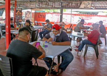 Sebahagian pelanggan makan di sebuah restoran  selepas kebenaran untuk pelanggan makan di dalam premis dengan mematuhi prosedur operasi standard (SOP) ditetapkan melalui  Fasa Tiga Pelan Pemulihan Negara (PPN) di Kangar Perlis di sini hari ini. -FOTO/SHAHIR NOORDIN