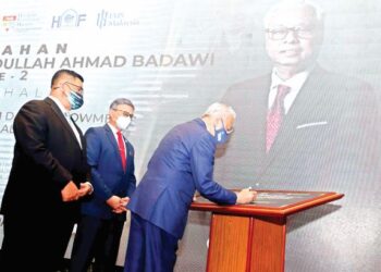 PENUBUHAN Suruhanjaya Pematuhan Syariah seperti diumumkan Ismail Sabri Yaakob (kanan) pada Isnin lalu wajar dipuji dan disokong oleh semua golongan masyarakat. – UTUSAN/FAISOL MUSTAFA