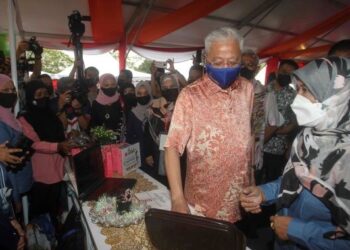 ISMAIL Sabri Yaakob melawat gerai sempena majlis sambutan HPPK 2021 dan Pelancaran Program Transformasi Pasar Malam di Putrajaya. - UTUSAN/FAISOL MUSTAFA