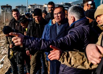 Perdana Menteri, Datuk Seri Anwar Ibrahim meninjau kemusnahan di Gaziantep, Turkiye, semalam yang terjejas teruk akibat gempa bumi. 
– Pejabat Perdana Menteri