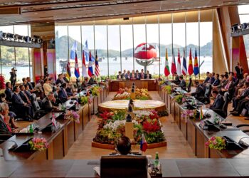 Ketua-ketua negara bertemu dalam Sidang Kemuncak ASEAN di Labuan Bajo, Indonesia, semalam. – AFP