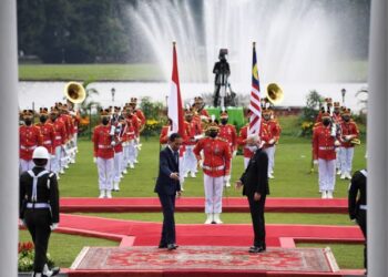 Ismail Sabri diiringi Joko Widodo diberi penghormatan negara sempena lawatan kerja ke Indonesia,semalam.