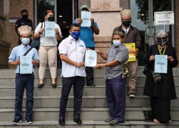 KETUA Kampung Orang Asli Pos Simpor, Nor Mohamad Shafiq Dendi Abdullah (dua dari kanan) menyerahkan memorandum JKOAK kepada pegawai pejabat Perdana Menteri di Bangunan Perdana Putra, Putrajaya, hari ini. - FOTO/FAISOL MUSTAFA