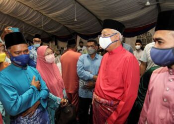ISMAIL Sabri Yaakob beramah mesra pada Majlis Berbuka Puasa Perdana Menteri bersama petani, nelayan dan penternak di Kompleks Seri Perdana di Putrajaya. - FOTO/FAISOL MUSTAFA