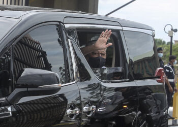 ISMAIL Sabri Yaakob keluar dari bangunan Perdana Putra Putrajaya dan bergerak ke Kedah.-UTUSAN/FAISOL MUSTAFA