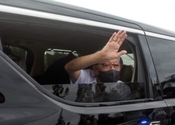 ISMAIL Sabri Yaakob keluar dari bangunan Perdana Putra Putrajaya bagi meninjau kawasan bencana banjir di Kedah. - FAISOL MUSTAFA