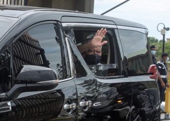 RAKYAT meletakkan harapan besar kepada barisan Kabinet di bawah kepemimpinan Ismal Sabri untuk menangani krisis kesihatan, ekonomi dan kekusutan politik. – UTUSAN/FAISOL MUSTAFA