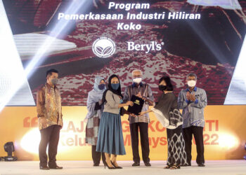 ISMAIL Sabri Yaakob menyaksikan program kerjasama pemerkasaan industri hiliran koko antara Pengerusi Lembaga Koko, Rahimah Majid (tiga kiri) dengan Beryl's Chocolates, Yvonne Tay (dua kanan) pada Program Eksklusif bersama Perdana Menteri dan Majlis Pelancaran Jelajah Agrikomoditi #KeluargaMalaysia 2022 di Hotel Marriot. - UTUSAN/FAISOL MUSTAFA
