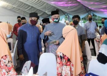 ISMAIL Sabri Yaakob beramah mesra bersama anak-anak yatim dari Rumah Amal Baitul Barokah Wal Mahabbah pada Majlis Berbuka Puasa Perdana Menteri bersama Penjawat Awam di Kompleks Seri Perdana, Putrajaya. - UTUSAN/FAISOL MUSTAFA