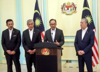 ANWAR Ibrahim ketika sidang akhbar di Putrajaya di sini hari ini. -UTUSAN/ FAISOL MUSTAFA