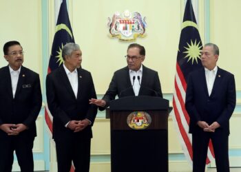 ANWAR Ibrahim dan Ahmad Zahid Hamidi antara ahli Parlimen dari Perak yang berada dalam Kabinet Persekutuan. - UTUSAN/FAISOL MUSTAFA