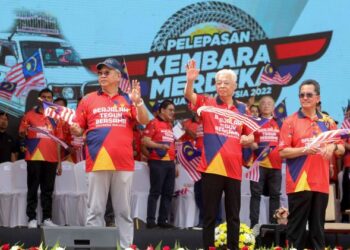 ANNUAR Musa bersama Ismail Sabri Yaakob melakukan flag off Konvoi Kembara Merdeka Keluarga Malaysia pada Majlis Pelancaran Bulan Kebangsaan dan Kibar Jalur Gemilang 2022 di Dataran Putrajaya. - UTUSAN/FAISOL MUSTAFA