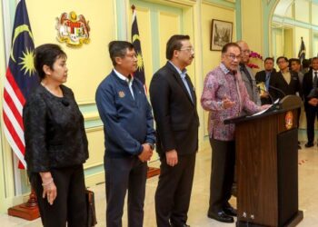 RAMAI teruja apabila Anwar Ibrahim (empat dari kiri) menggunakan istilah ‘cerakin’ dalam sidang akhbar selepas mempengerusikan mesyuarat khas Majlis Tindakan Sara Hidup Negara, baru-baru ini. – UTUSAN/FAISOL MUSTAFA