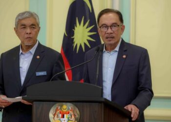 ANWAR IBRAHIM (kiri) dan AHMAD ZAHID HAMIDI
