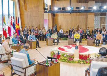 PEMIMPIN ASEAN menghadiri sesi pemukiman sempena Sidang Kemuncak ASEAN 2023 di Labuan Bajo, 
Indonesia, semalam. – PEJABAT PERDANA MENTERI