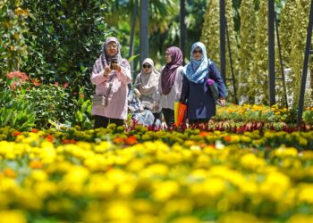 Orang ramai meninjau pameran bungan sempena Festival Taman Kuala Lumpur 2023 di Taman Tasik Titiwangsa, Kuala Lumpur, semalam. yang dirasmikan oleh Anwar Ibrahim. -UTUSAN/FARIZ RUSADIO