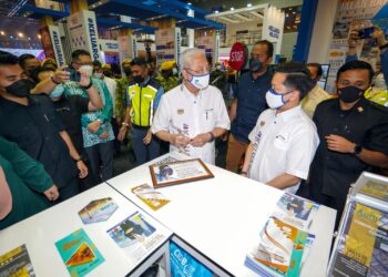 Ismail Sabri Yaakob melawat gerai pameran Kementerian Kerja Raya selepas majlis perasmian 100 Hari Aspirasi Keluarga Malaysia di Pusat Konvensyen Kuala Lumpur semalam.