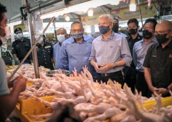 Ismail Sabri Yaakob meninjau harga ayam semasa melakukan tinjauan harga barang basah di MyFarm Outlet Kasih Putrajaya semalam. -UTUSAN/FAIZ ALIF AHMAD ZUBIR