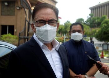 ANWAR Ibrahim bercakap kepada pemberita selepas pertemuan dengan Perdana Menteri di Bangunan Perdana Putra, Putrajaya. - UTUSAN/FAISOL MUSTAFA